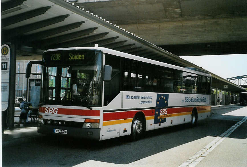 (087'326) - SBG Freiburg - FR-JS 370 - Setra am 24. Juli 2006 beim Bahnhof Freiburg