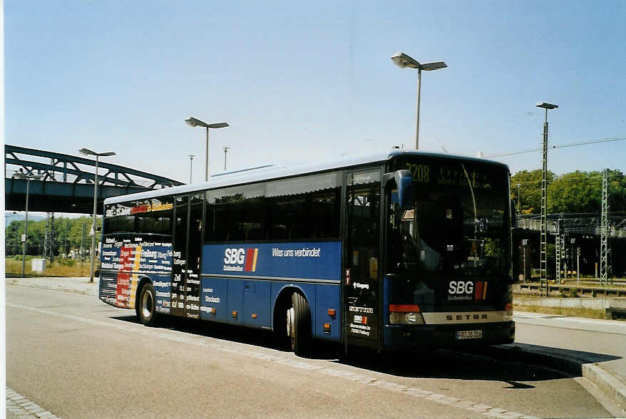 (087'327) - SBG Freiburg - FR-JS 316 - Setra am 24. Juli 2006 beim Bahnhof Freiburg