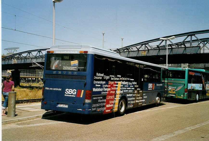 (087'336) - SBG Freiburg - FR-JS 373 - Setra am 24. Juli 2006 beim Bahnhof Freiburg