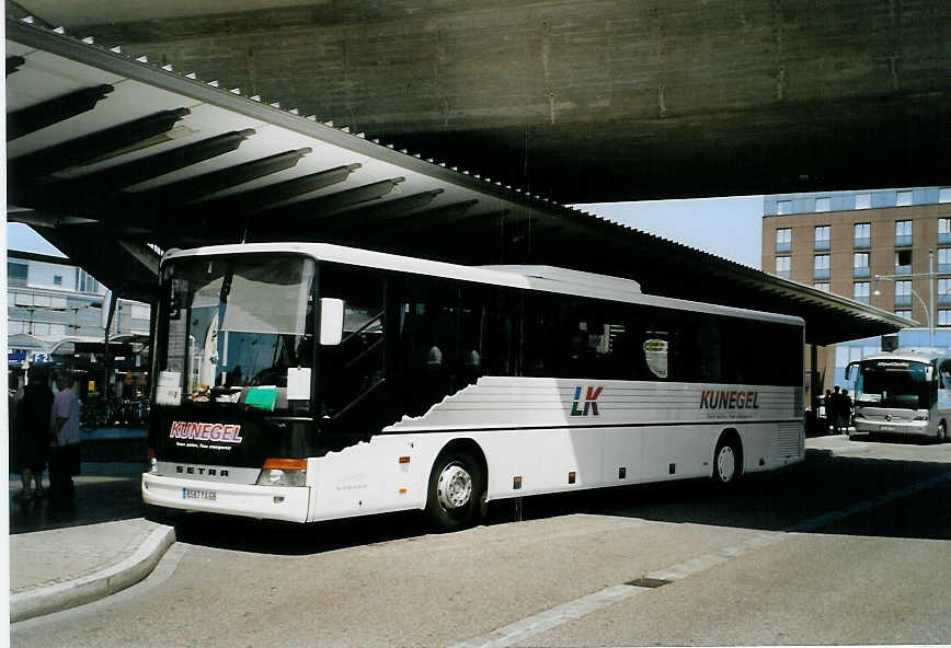 (087'407) - Aus Frankreich: Kunegel, Colmar - 8587 YX 68 - Setra am 24. Juli 2006 beim Bahnhof Freiburg