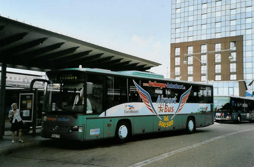 (087'423) - Freiburger-Reisedienst, Freiburg - FR-AZ 972 - Mercedes am 24. Juli 2006 beim Bahnhof Freiburg