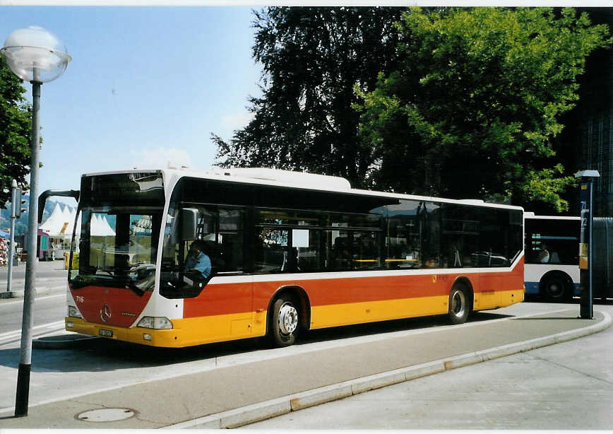 (087'504) - VBL Luzern - Nr. 716/LU 15'012 - Mercedes (ex Nr. 568) am 25. Juli 2006 beim Bahnhof Luzern