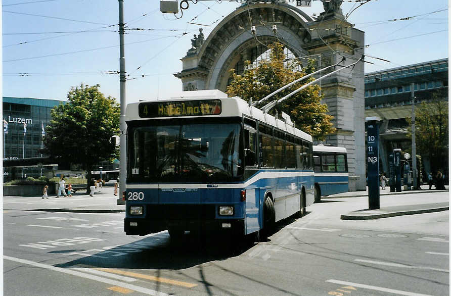 (087'506) - VBL Luzern - Nr. 280 - NAW/R&J-Hess Trolleybus am 25. Juli 2006 beim Bahnhof Luzern