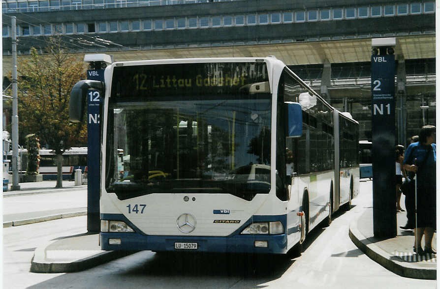 (087'519) - VBL Luzern - Nr. 147/LU 15'079 - Mercedes (ex Heggli, Kriens Nr. 709) am 25. Juli 2006 beim Bahnhof Luzern