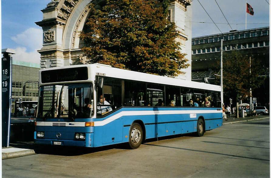 (087'622) - VBL Luzern - Nr. 556/LU 15'656 - Mercedes (ex Gowa, Luzern Nr. 56) am 25. Juli 2006 beim Bahnhof Luzern