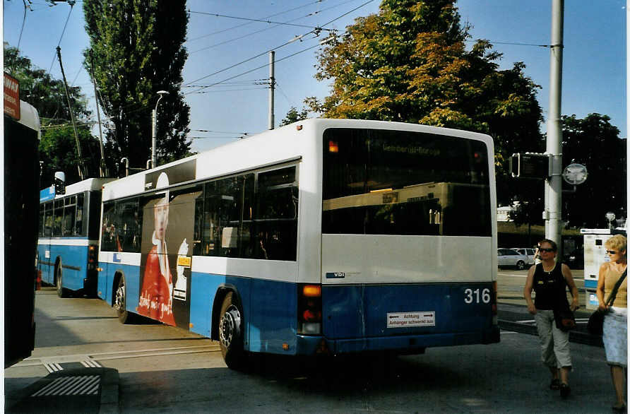 (087'624) - VBL Luzern - Nr. 316 - Lanz+Marti/Hess Personenanhnger am 25. Juli 2006 beim Bahnhof Luzern