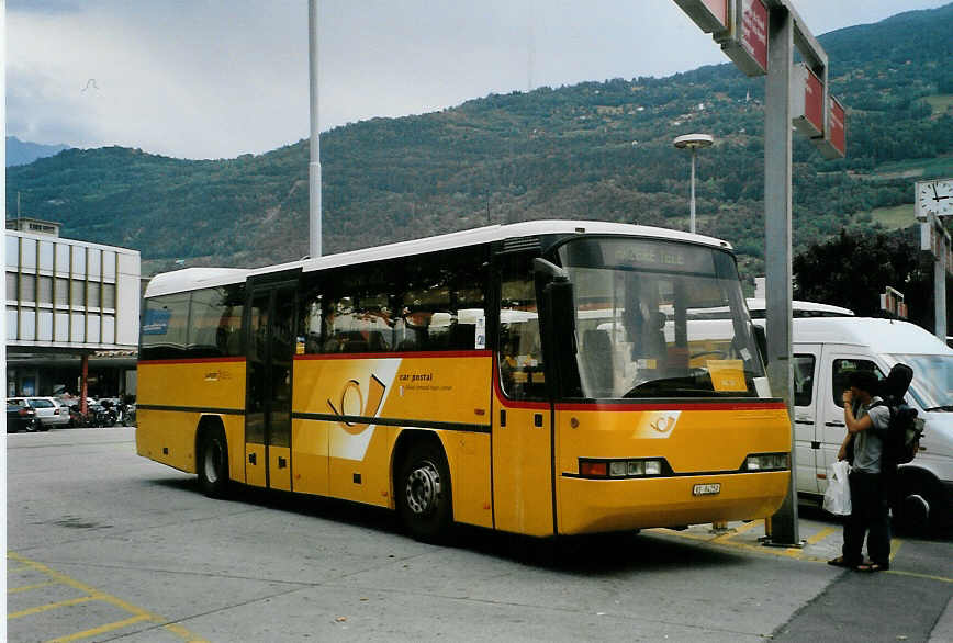 (087'911) - Rey, Ayent - VS 84'250 - Neoplan am 26. Juli 2006 beim Bahnhof Sion