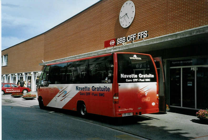 (088'004) - SMC Montana - Nr. 60/VS 3360 - Mercedes/Auwrter am 26. Juli 2006 beim Bahnhof Sierre