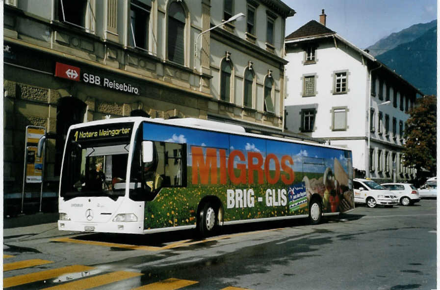 (088'010) - PostAuto Wallis - VS 241'962 - Mercedes am 26. Juli 2006 beim Bahnhof Brig