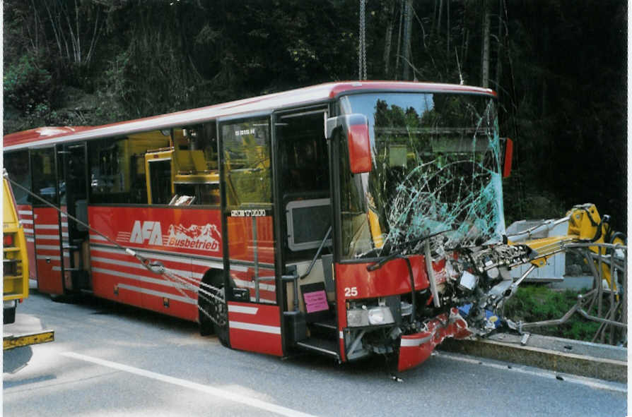 (088'028) - AFA Adelboden - Nr. 25 - Setra (ex Nr. 12) am 27. Juli 2006 in Ried, Gantenbach (Unfall)