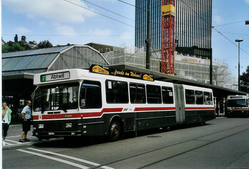 (088'034) - VBSG St. Gallen - Nr. 252/SG 198'252 - NAW/Hess am 28. Juli 2006 beim Bahnhof St. Gallen