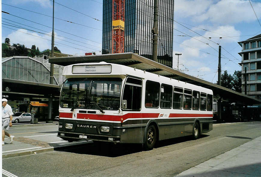 (088'102) - VBSG St. Gallen - Nr. 217/SG 141'217 - Saurer/Hess am 28. Juli 2006 beim Bahnhof St. Gallen