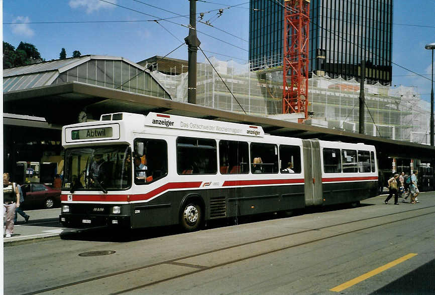 (088'114) - VBSG St. Gallen - Nr. 236/SG 198'236 - NAW/Hess am 28. Juli 2006 beim Bahnhof St. Gallen