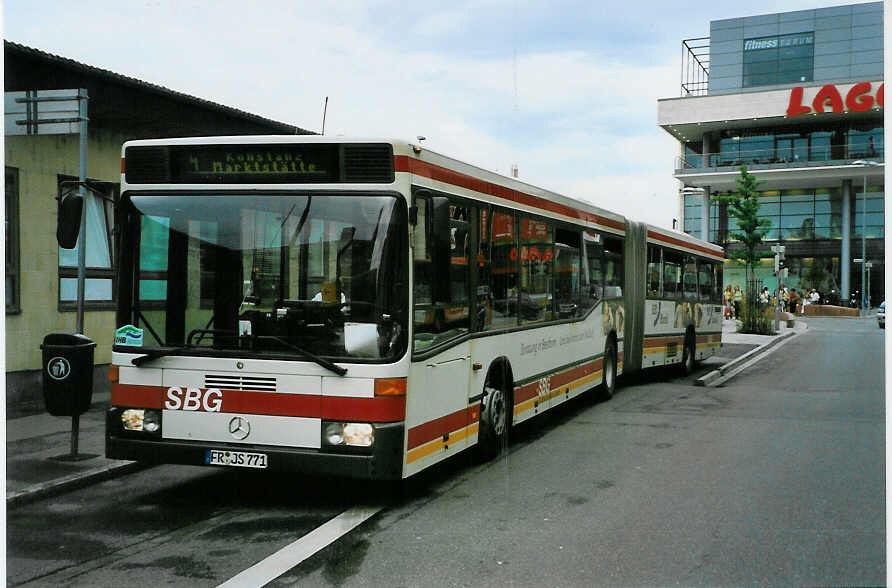 (088'406) - SBG Freiburg - FR-JS 771 - Mercedes am 31. Juli 2006 beim Bahnhof Konstanz