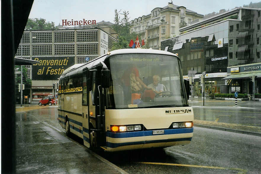 (088'711) - FART Locarno - Nr. 54/TI 305'954 - Neoplan am 3. August 2006 beim Bahnhof Locarno