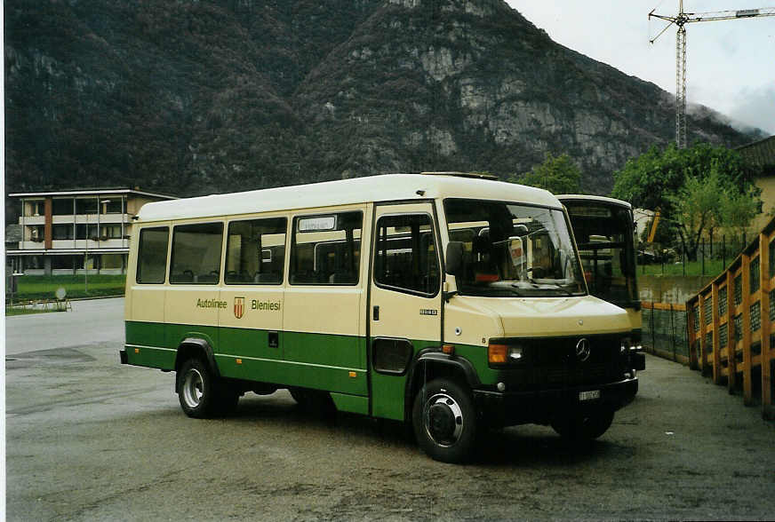 (088'800) - ABl Biasca - Nr. 8/TI 102'658 - Mercedes am 3. August 2006 in Biasca, Garage