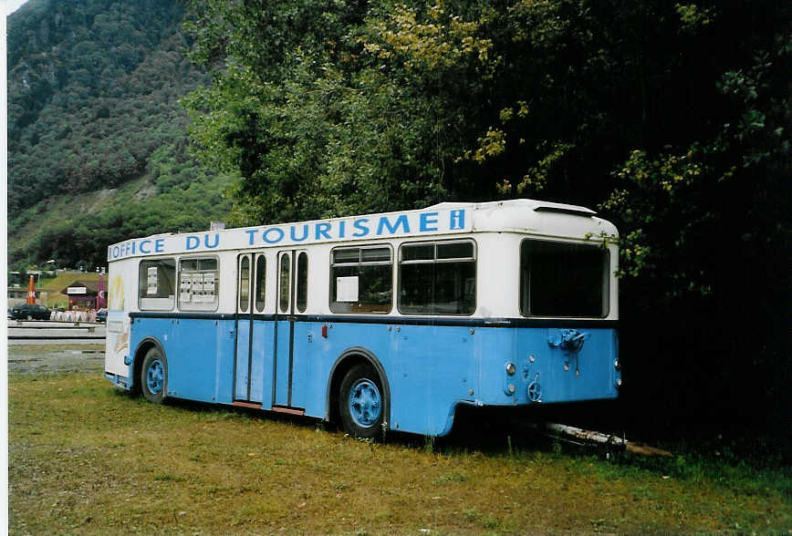 (088'826) - Office du Tourisme, Le Bouveret - Rochat/Moser Personenanhnger (ex VMCV Clarens Nr. 51) am 5. August 2006 in Bouveret, Parkplatz