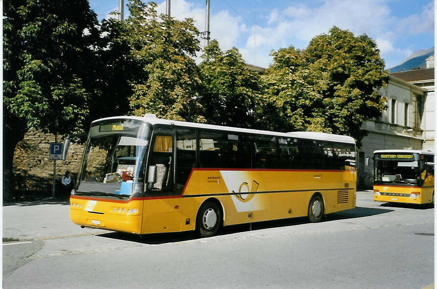 (088'903) - PostAuto Wallis - VS 243'887 - Neoplan (ex P 25'153) am 7. August 2006 beim Bahnhof Brig