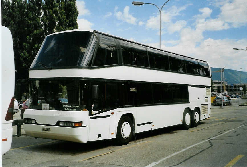 (089'007) - Remy, Lausanne - VD 1289 - Neoplan am 19. August 2006 in Biel, Kongresshaus