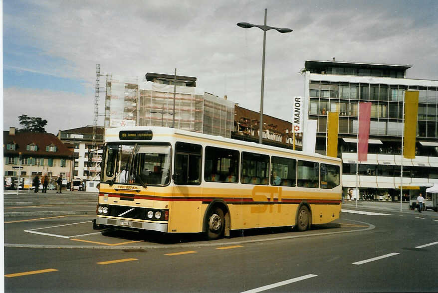 (089'900) - STI Thun - Nr. 6/BE 26'667 - Volvo/FHS (ex TSG Blumenstein Nr. 6) am 3. Oktober 2006 beim Bahnhof Thun