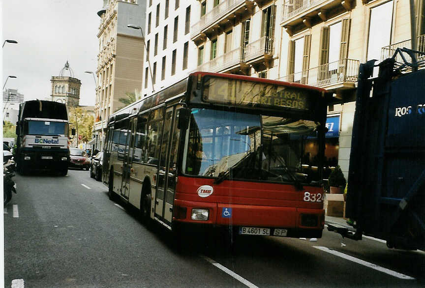 (089'922) - TMB Barcelona - Nr. 8324/B 4601 SL - MAN am 6. Oktober 2006 in Barcelona, Zentrum