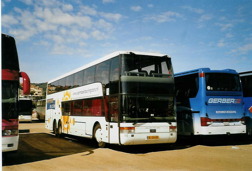 (090'004) - Aus Holland: Van Mook, Oosterhout - Nr. 95/BJ-ZH-89 - Van Hool am 7. Oktober 2006 in St. Susanna, Parkplatz