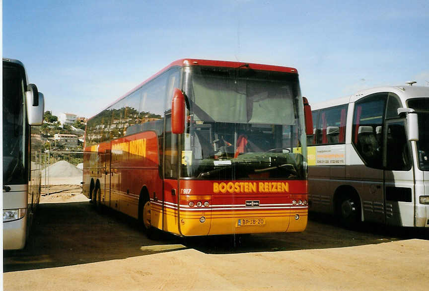 (090'008) - Aus Holland: Boosten, Hoensbroek - Nr. 73/BP-JB-20 . Van Hool am 7. Oktober 2006 in St. Susanna, Parkplatz