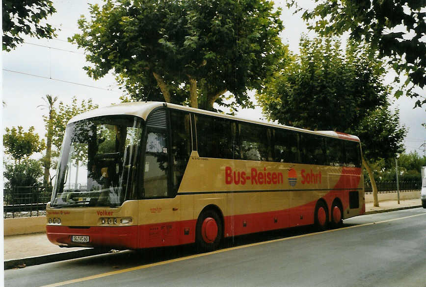 (090'033) - Aus Deutschland: Sohrt, Steinbergkirche - SL-VC 60 - Neoplan am 8. Oktober 2006 in Calella, Strand