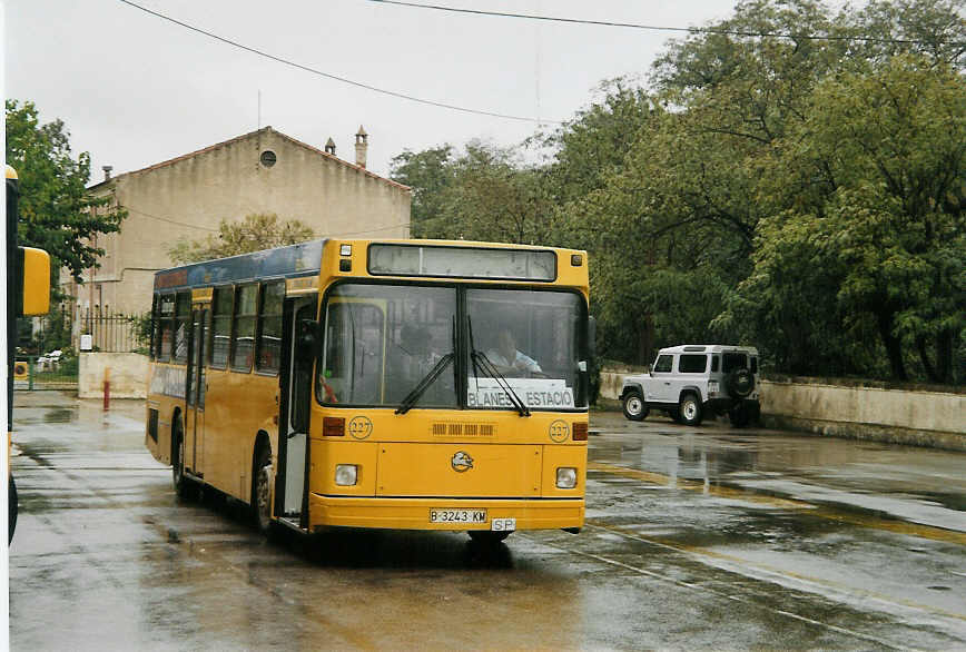 (090'111) - TPC Catalunya - Nr. 227/B 3243 KM - Pegaso am 9. Oktober 2006 beim Bahnhof Blanes