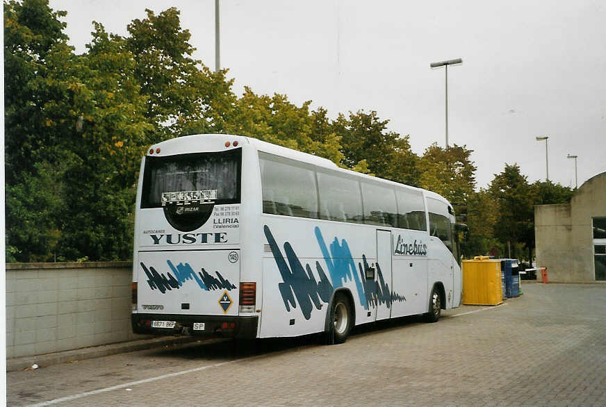 (090'127) - Yuste, Lliria - Nr. 145/6671 BKP - Volvo/Irizar am 9. Oktober 2006 beim Bahnhof Girona