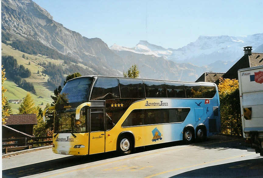 (090'314) - Amadeus, Visp - Nr. 7/VS 242'711 - MAN/Atomic am 16. Oktober 2006 in Adelboden, Landstrasse