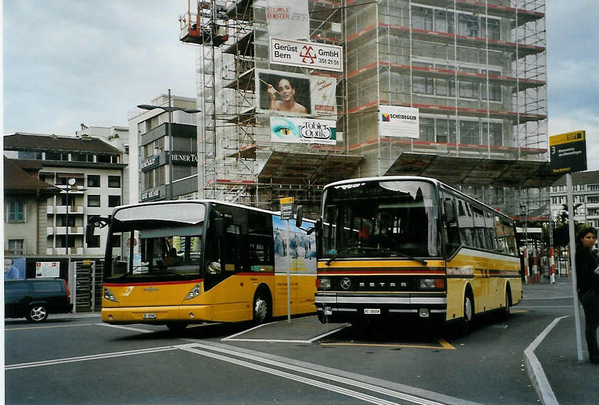 (090'321) - Moser, Teuffenthal - BE 60'582 - Van Hool (ex Burri, Teuffenthal) + STI Thun - Nr. 13/BE 26'509 - Setra (ex AvH Heimenschwand Nr. 3; ex AGS Sigriswil Nr. 1) am 23. Oktober 2006 beim Bahnhof Thun