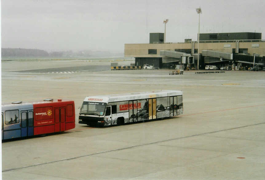 (090'432) - Flughafen, Zrich - Nr. 11 - NAW/Hess am 11. November 2006 in Zrich, Flughafen