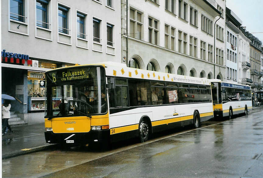 (090'523) - VBSH Schaffhausen - Nr. 24/SH 38'024 - Volvo/Hess am 11. November 2006 beim Bahnhof Schaffhausen