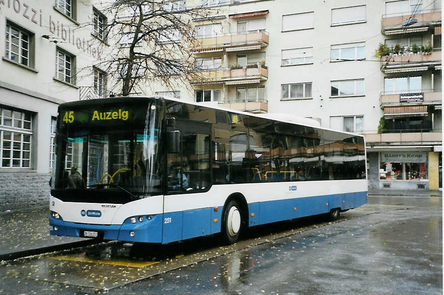 (090'625) - VBZ Zrich - Nr. 251/ZH 726'251 - Neoplan am 11. November 2006 beim Bahnhof Zrich-Oerlikon