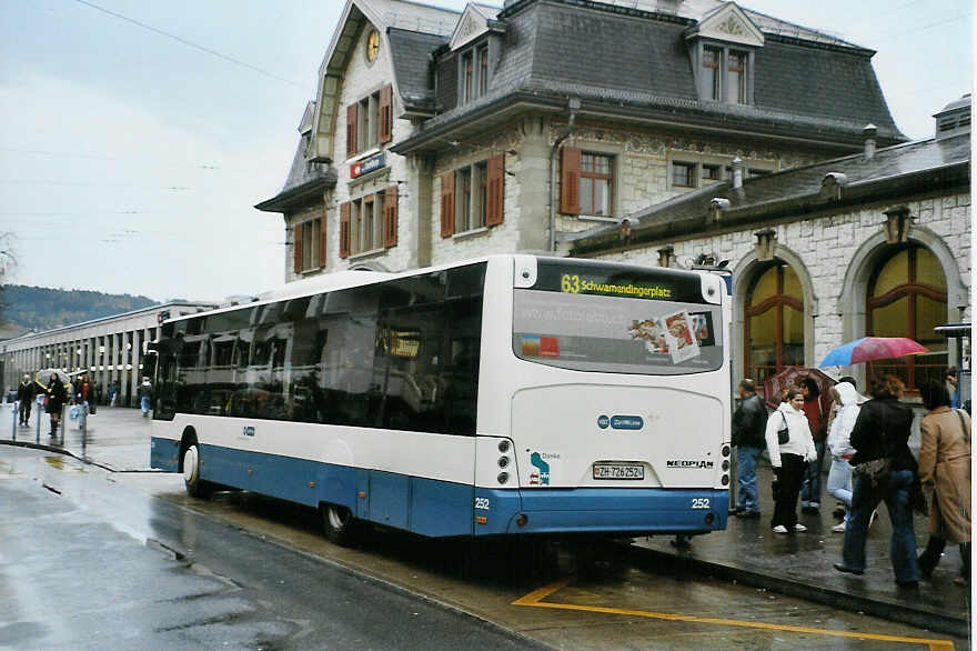 (090'629) - VBZ Zrich - Nr. 252/ZH 726'252 - Neoplan am 11. November 2006 beim Bahnhof Zrich-Oerlikon