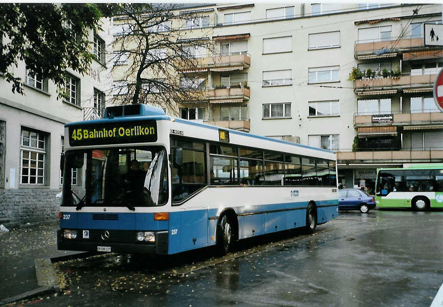 (090'630) - VBZ Zrich - Nr. 237/ZH 588'237 - Mercedes am 11. November 2006 beim Bahnhof Zrich-Oerlikon