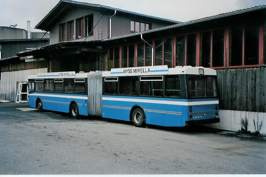 (090'722) - VBL Luzern - Nr. 111 - Volvo/R&J am 12. November 2006 in Selzach, Halle TVS