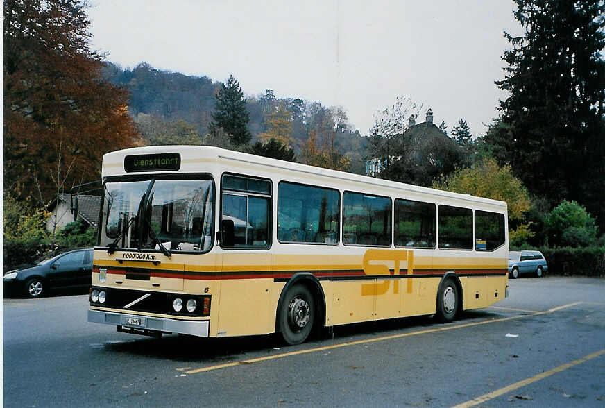 (090'733) - STI Thun - Nr. 6/BE 26'667 - Volvo/FHS (ex TSG Blumenstein Nr. 6) am 17. November 2006 bei der Schifflndte Thun