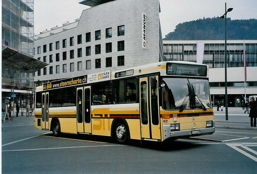 (090'735) - STI Thun - Nr. 62/BE 452'462 - Mercedes/R&J am 17. November 2006 beim Bahnhof Thun