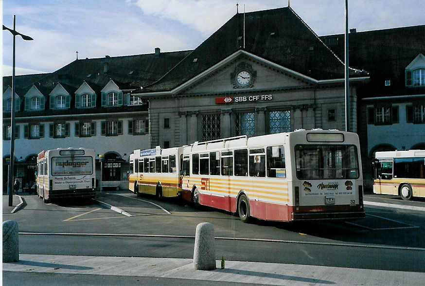 (090'807) - STI Thun - Nr. 32/BE 419'032 - Volvo/R&J (ex SAT Thun Nr. 32) am 19. November 2006 beim Bahnhof Thun