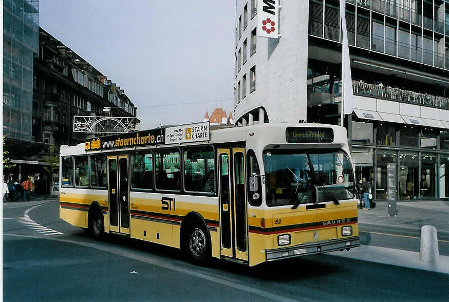 (090'816) - STI Thun - Nr. 52/BE 396'552 - Saurer/R&J am 24. November 2006 beim Bahnhof Thun