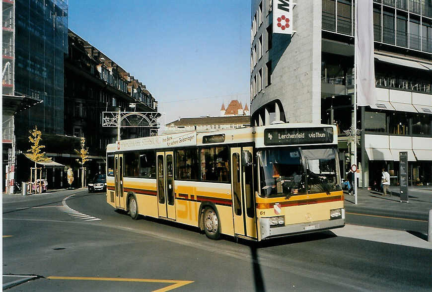 (090'901) - STI Thun - Nr. 61/BE 452'461 - Mercedes/R&J am 28. November 2006 beim Bahnhof Thun