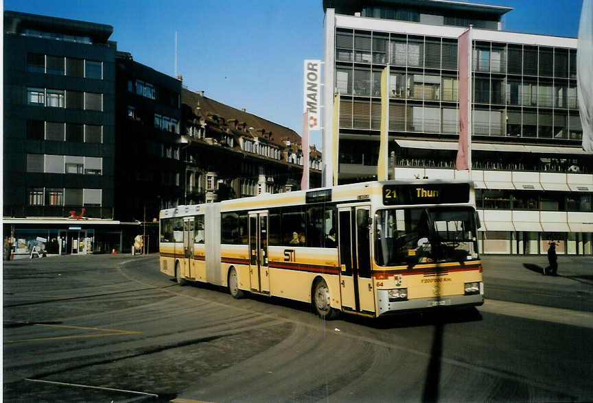 (091'812) - STI Thun - Nr. 64/BE 434'764 - Mercedes am 29. Januar 2007 beim Bahnhof Thun