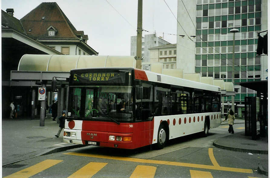 (092'103) - TPF Fribourg - Nr. 381/FR 300'385 - MAN (ex TF Fribourg Nr. 81) am 17. Februar 2007 beim Bahnhof Fribourg