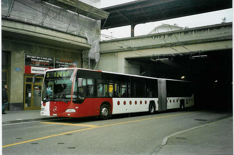 (092'106) - TPF Fribourg - Nr. 584/FR 300'392 - Mercedes am 17. Februar 2007 beim Bahnhof Fribourg