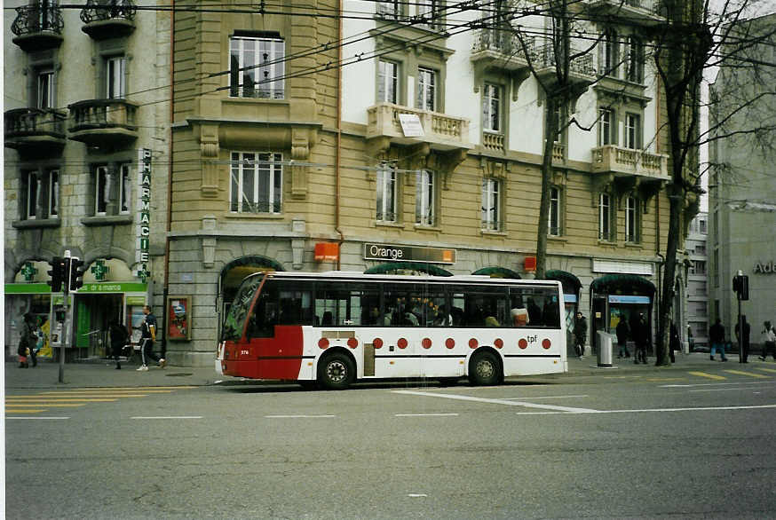 (092'109) - TPF Fribourg - Nr. 376/FR 300'419 - Van Hool (ex TF Fribourg Nr. 76) am 17. Februar 2007 beim Bahnhof Fribourg