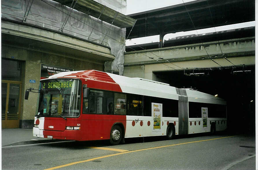 (092'111) - TPF Fribourg - Nr. 521/FR 300'436 - MAN/Hess Gelenkduobus am 17. Februar 2007 beim Bahnhof Fribourg