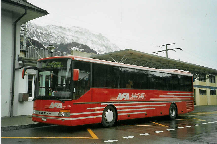 (092'315) - AFA Adelboden - Nr. 25/BE 26'702 - Setra (ex Nr. 12) am 25. Februar 2007 beim Bahnhof Frutigen