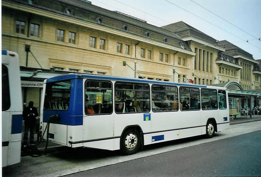 (092'535) - TL Lausanne - Nr. 981 - Lanz+Marti/Hess Personenanhnger am 17. Mrz 2007 beim Bahnhof Lausanne